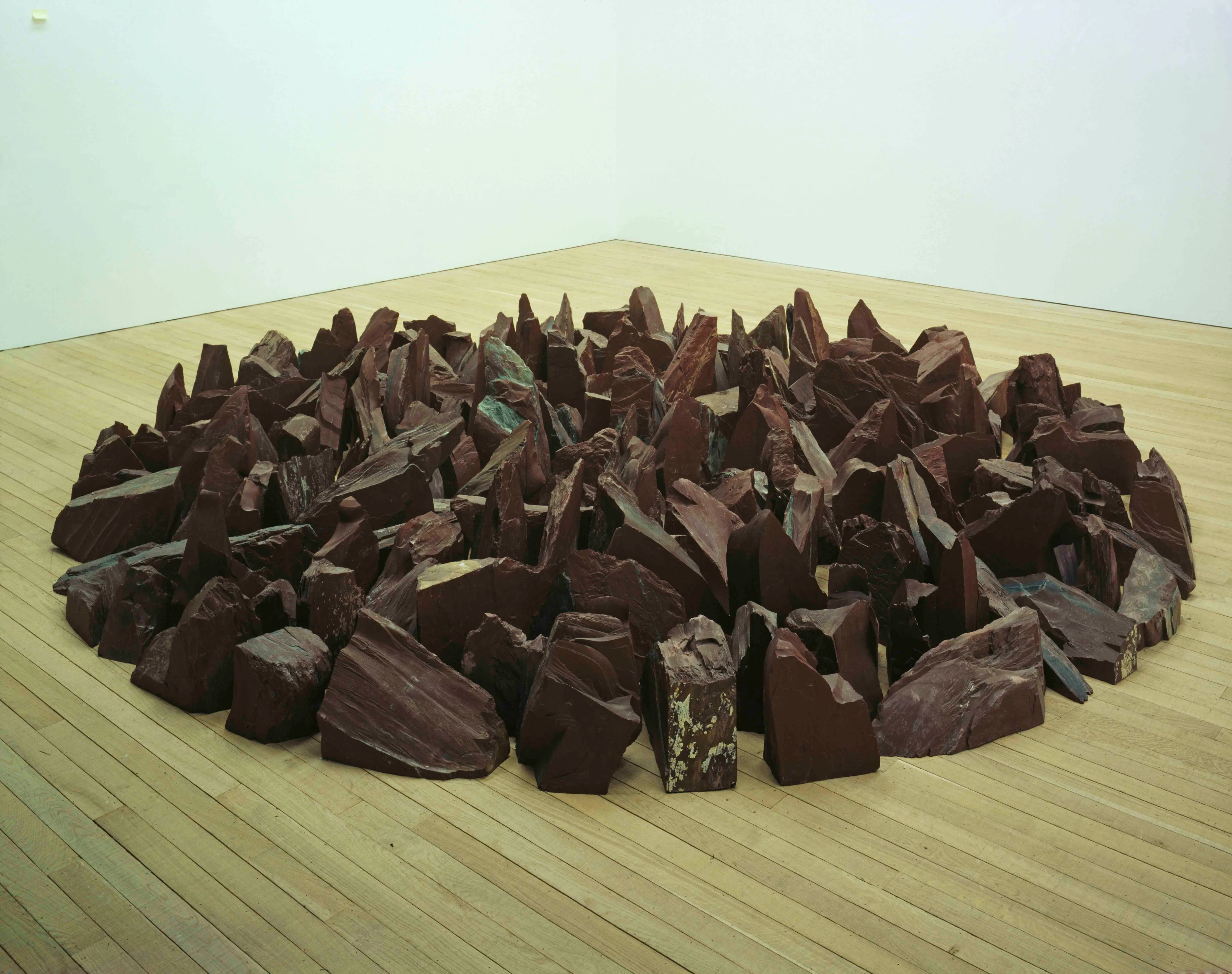 リチャード・ロング《レッド・スレート・サークル》 1988年 スレート テート美術館 © Richard Long Photo: Tate